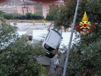 Incidente stradale a Case Bruciate, auto cade da 3 metri su container