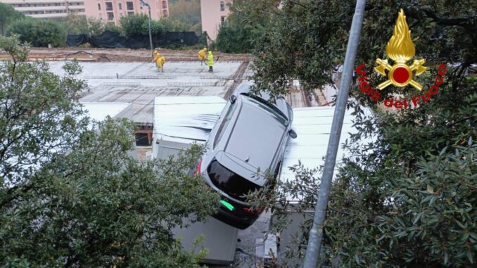 Incidente stradale a Case Bruciate, auto cade da 3 metri su container