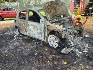 Tragica scoperta, trovato corpo carbonizzato di un uomo dentro un'auto incendiata