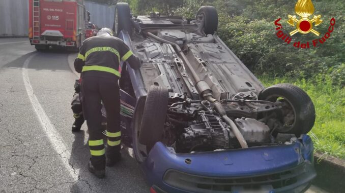 Auto si ribalta sulla rampa Terni est, conducente illeso