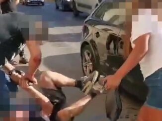 Calci e pugni dai rapinatori seriali per rubargli il portafoglio