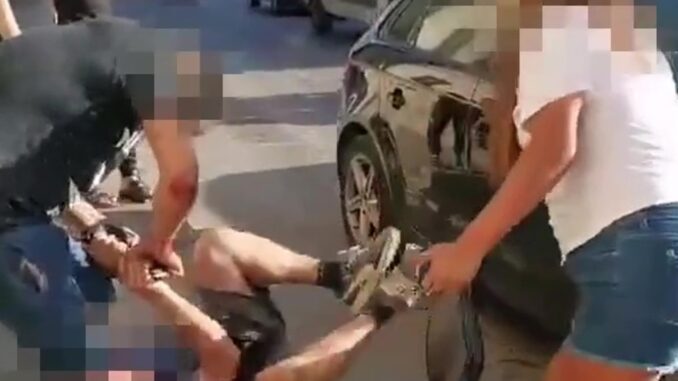Calci e pugni dai rapinatori seriali per rubargli il portafoglio