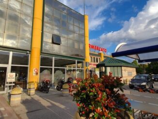 Aggressione a commessa a Cospea: colpita al volto con una testata