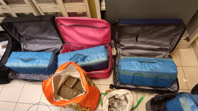 Sequestrati 270 kg di hashish su tir: arrestato conducente