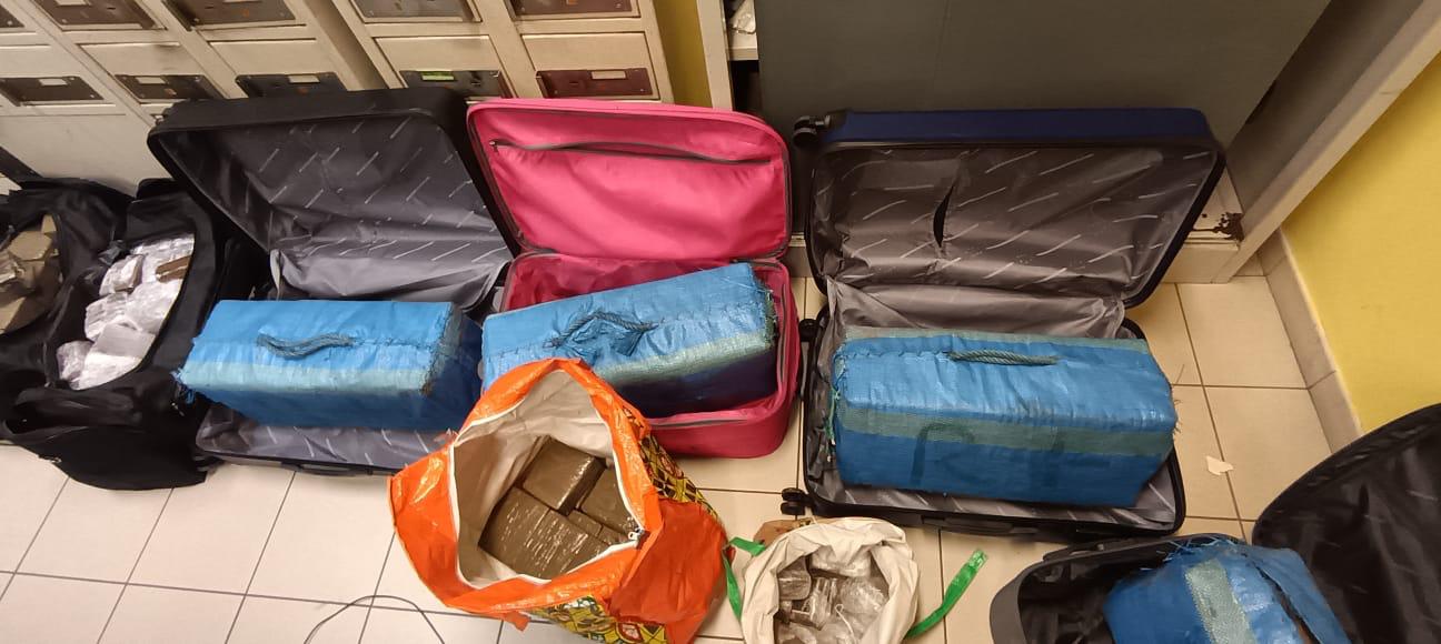 Sequestrati 270 kg di hashish su tir: arrestato conducente