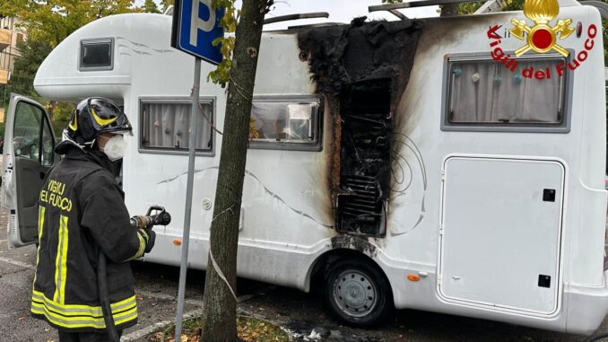 Incendio di un camper ad Amelia, fuoco spento dai Vigili del fuoco