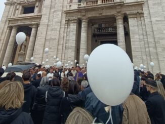 Saluto con palloncini bianchi per Gaia a Santa Maria degli Angeli