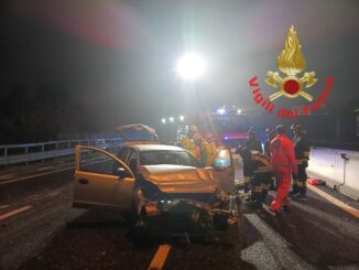 Incidente sulla SS 318: auto ribaltata, due feriti estratti dai Vigili del Fuoco