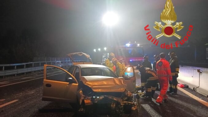 Incidente sulla SS 318: auto ribaltata, due feriti estratti dai Vigili del Fuoco