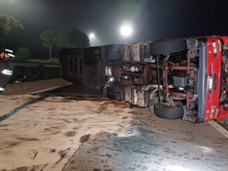 Mezzo pesante si ribalta al curvone di Collestrada, un morto e un ferito