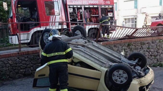 Auto vola fuori strada in via Torelli, a Perugia, donna prigioniera delle lamiere