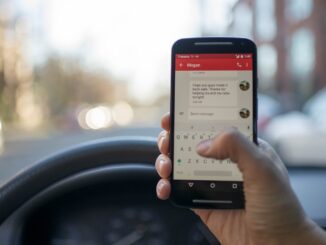 Sanzioni per chi usa lo smartphone alla guida