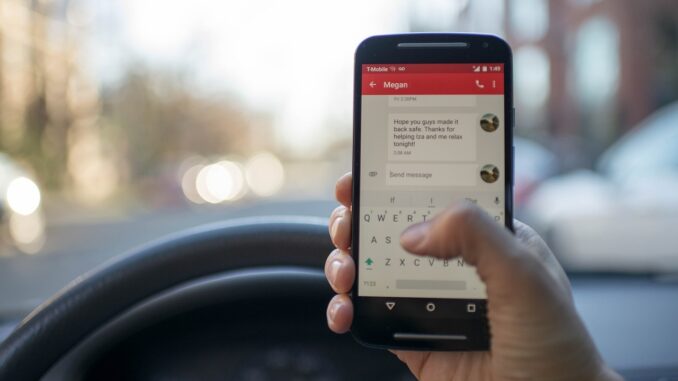 Sanzioni per chi usa lo smartphone alla guida