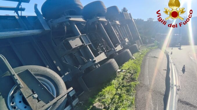 Tir esce di strada a Orvieto, sulla umbro casentinese autista illeso