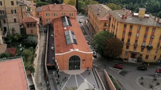 Poliziotto condannato per violenze su minore alla stazione
