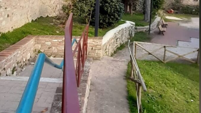 Siringhe trovate all'ingresso della scuola Fabretti, allarme sicurezza