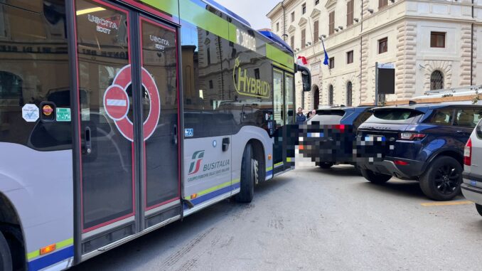 Auto fuori dalle strisce, bus bloccati: la storia si ripete