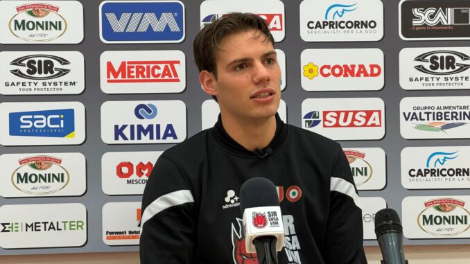 La Sir Safety Susa Perugia si prepara alla sfida in trasferta contro il Taranto, con il giovane schiacciatore Nicola Cianciotta che punta a consolidare la crescita della squadra in Superlega. Nonostante la consapevolezza delle difficoltà che un match contro una compagine come quella tarantina comporta, Cianciotta sottolinea l'importanza di mantenere alta la concentrazione e di dare continuità alle prestazioni che il gruppo sta cercando di esprimere. Il giocatore pugliese, che con la maglia bianconera ha iniziato la sua carriera in Superlega, ha parlato della trasferta nella sua terra natale, sottolineando il valore emotivo di giocare davanti ai propri cari, anche se il supporto della famiglia non è sempre garantito. "Sarà emozionante giocare in Puglia, il mio territorio. Sarà il mio primo match lì, e la presenza dei miei cari mi darà una motivazione in più," ha dichiarato Cianciotta, che ha mosso i primi passi nel mondo della pallavolo proprio a Bari, la sua città d'origine. In vista del match contro Taranto, il giovane schiacciatore ha inoltre espresso fiducia nelle capacità del gruppo. Nonostante le problematiche legate agli infortuni che hanno riguardato alcuni compagni di squadra, Cianciotta è convinto che la squadra stia reagendo nel migliore dei modi, con tutti i giocatori pronti a dare il massimo quando chiamati in causa. "La squadra ha saputo compattarsi, chiunque sia stato chiamato a giocare ha dato il suo contributo. Noi puntiamo a continuare su questa strada," ha affermato il 21enne, che ha aggiunto come la forza di questa squadra risieda anche nella capacità di affrontare gli imprevisti e farsi trovare pronti, anche nelle situazioni più inaspettate. Rispondendo ad una domanda sulla sua possibilità di scendere in campo contro Taranto, Cianciotta ha spiegato che non si aspetta una convocazione fissa, ma ha ribadito che il suo ruolo è quello di essere sempre preparato a dare il massimo, che si tratti di una battuta decisiva o di un cambio a muro. "Io mi preparo sempre al meglio, sono pronto a entrare in qualsiasi momento e fare il mio, cercando di dare il massimo al servizio della squadra," ha dichiarato. Il giovane schiacciatore ha poi parlato dell'importanza del lavoro settimanale, che precede ogni partita: "La preparazione in allenamento è fondamentale per arrivare pronti fisicamente e mentalmente." Cianciotta ha anche sottolineato come il supporto dello staff tecnico e medico sia cruciale per garantire il massimo della condizione fisica e psicologica. La preparazione atletica, seguita con grande attenzione dal preparatore fisico e dallo staff medico, contribuisce a mantenere la squadra in ottima forma per le partite. "Ogni aspetto è calcolato nei minimi dettagli, dai carichi di lavoro in palestra alle scelte tattiche in campo. Questo è parte integrante del successo," ha spiegato. In giornata, un'altra notizia importante è stata la consegna di un ecografo di ultima generazione al team medico della Sir Safety Susa Perugia. L'apparecchiatura, donata dalla SIRIH, azienda umbra che fornisce tecnologia medica, rappresenta un ulteriore passo in avanti nella cura e nella preparazione fisica dei giocatori. Si tratta di un ecografo portatile Philips InnoSight, che permetterà allo staff medico di effettuare diagnosi rapide e precise sugli atleti, anche in trasferta. Roberto Fimognari, rappresentante di SIRIH, ha spiegato che l'azienda ha deciso di fornire questo strumento per supportare il lavoro del team medico, consapevole dell'alto livello professionale della Sir Safety. Con l'ecografo a disposizione, il club potrà contare su uno strumento all’avanguardia per monitorare e trattare rapidamente eventuali infortuni, un aspetto fondamentale per una squadra che punta a essere competitiva a livello nazionale e internazionale. La trasferta a Taranto, dunque, sarà una nuova opportunità per la Sir Safety Susa Perugia di consolidare la propria forma e proseguire il suo cammino verso i vertici della Superlega, con Cianciotta pronto a giocare un ruolo importante, sia come titolare che come elemento di supporto quando chiamato in causa.