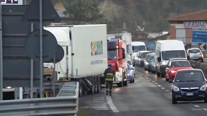 Incidente blocca E45, inseguiti e presi i banditi, incidente con carabinieri e bimbi feriti