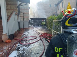 Incendio in autorimessa a Terni, evacuate abitazioni vicine