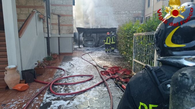 Incendio in autorimessa a Terni, evacuate abitazioni vicine