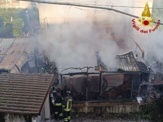 Incendio a Terni - Un incendio è divampato nella prima mattinata di martedì 26 novembre 2024 in via Murri a Terni. Il rogo ha avuto origine da un’auto parcheggiata sotto una pensilina, per poi estendersi rapidamente ad altri veicoli e a una struttura vicina. L'incendio ha coinvolto almeno due autovetture, una alimentata a GPL e l’altra a metano, oltre a un gazebo con barbecue a gas.