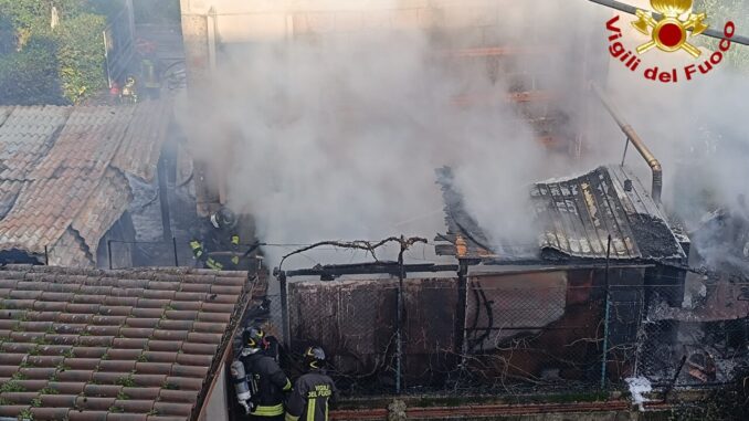 Incendio a Terni - Un incendio è divampato nella prima mattinata di martedì 26 novembre 2024 in via Murri a Terni. Il rogo ha avuto origine da un’auto parcheggiata sotto una pensilina, per poi estendersi rapidamente ad altri veicoli e a una struttura vicina. L'incendio ha coinvolto almeno due autovetture, una alimentata a GPL e l’altra a metano, oltre a un gazebo con barbecue a gas.