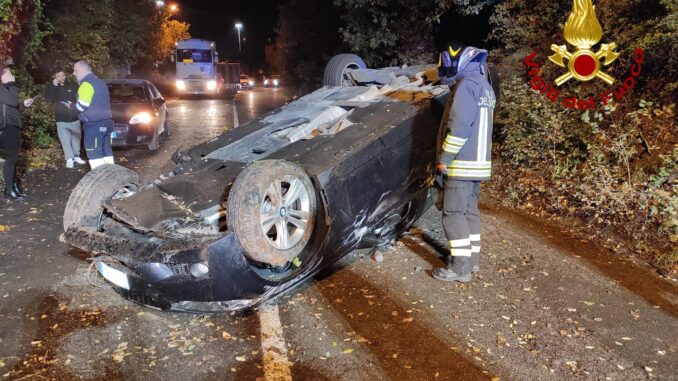 Auto si ribalta in via Tre Venezie a Terni, conducente illeso