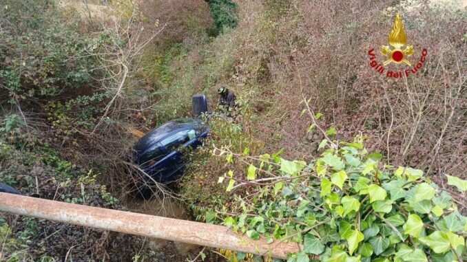 Incidente sulla SR220 Pievaiola a Piegaro, auto finisce in un canale