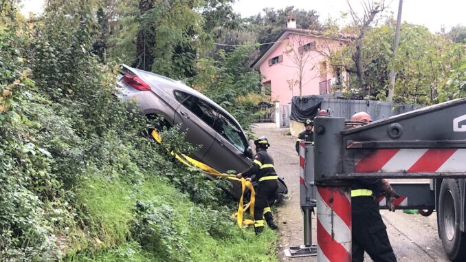 Strada di Casaglia, nuovo incidente: abbattuto un altro semaforo