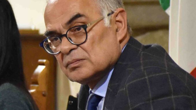 Denuncia per affissione abusiva di manifesti: richieste spiegazioni