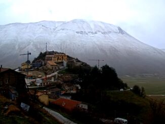 Dopo una notte con venti [Streaming] tempestosi torna la neve su Monti Sibillini