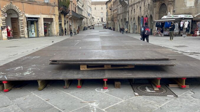 Perugia: pista di ghiaccio lungo Corso Vannucci per il Natale 2024