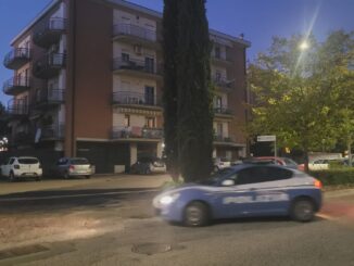 Bambino di 10 anni precipita dal terzo piano a Perugia