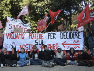 Centinaia di studenti in piazza a Perugia per il diritto di decidere