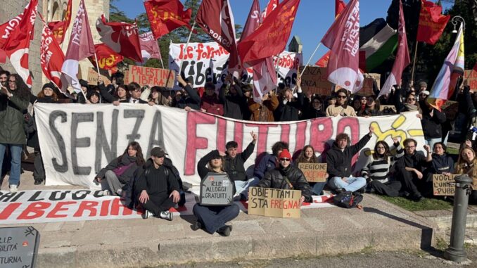 Proteste a Perugia, studenti di Udu e Rete Studenti Medi in sciopero [FOTO]