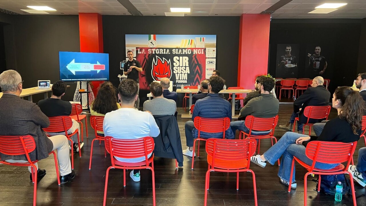 La Sir Safety Susa Perugia si prepara alla sfida in trasferta contro il Taranto, con il giovane schiacciatore Nicola Cianciotta che punta a consolidare la crescita della squadra in Superlega. Nonostante la consapevolezza delle difficoltà che un match contro una compagine come quella tarantina comporta, Cianciotta sottolinea l'importanza di mantenere alta la concentrazione e di dare continuità alle prestazioni che il gruppo sta cercando di esprimere.

Il giocatore pugliese, che con la maglia bianconera ha iniziato la sua carriera in Superlega, ha parlato della trasferta nella sua terra natale, sottolineando il valore emotivo di giocare davanti ai propri cari, anche se il supporto della famiglia non è sempre garantito. "Sarà emozionante giocare in Puglia, il mio territorio. Sarà il mio primo match lì, e la presenza dei miei cari mi darà una motivazione in più," ha dichiarato Cianciotta, che ha mosso i primi passi nel mondo della pallavolo proprio a Bari, la sua città d'origine.

In vista del match contro Taranto, il giovane schiacciatore ha inoltre espresso fiducia nelle capacità del gruppo. Nonostante le problematiche legate agli infortuni che hanno riguardato alcuni compagni di squadra, Cianciotta è convinto che la squadra stia reagendo nel migliore dei modi, con tutti i giocatori pronti a dare il massimo quando chiamati in causa. "La squadra ha saputo compattarsi, chiunque sia stato chiamato a giocare ha dato il suo contributo. Noi puntiamo a continuare su questa strada," ha affermato il 21enne, che ha aggiunto come la forza di questa squadra risieda anche nella capacità di affrontare gli imprevisti e farsi trovare pronti, anche nelle situazioni più inaspettate.

Rispondendo ad una domanda sulla sua possibilità di scendere in campo contro Taranto, Cianciotta ha spiegato che non si aspetta una convocazione fissa, ma ha ribadito che il suo ruolo è quello di essere sempre preparato a dare il massimo, che si tratti di una battuta decisiva o di un cambio a muro. "Io mi preparo sempre al meglio, sono pronto a entrare in qualsiasi momento e fare il mio, cercando di dare il massimo al servizio della squadra," ha dichiarato. Il giovane schiacciatore ha poi parlato dell'importanza del lavoro settimanale, che precede ogni partita: "La preparazione in allenamento è fondamentale per arrivare pronti fisicamente e mentalmente."

Cianciotta ha anche sottolineato come il supporto dello staff tecnico e medico sia cruciale per garantire il massimo della condizione fisica e psicologica. La preparazione atletica, seguita con grande attenzione dal preparatore fisico e dallo staff medico, contribuisce a mantenere la squadra in ottima forma per le partite. "Ogni aspetto è calcolato nei minimi dettagli, dai carichi di lavoro in palestra alle scelte tattiche in campo. Questo è parte integrante del successo," ha spiegato.

In giornata, un'altra notizia importante è stata la consegna di un ecografo di ultima generazione al team medico della Sir Safety Susa Perugia. L'apparecchiatura, donata dalla SIRIH, azienda umbra che fornisce tecnologia medica, rappresenta un ulteriore passo in avanti nella cura e nella preparazione fisica dei giocatori. Si tratta di un ecografo portatile Philips InnoSight, che permetterà allo staff medico di effettuare diagnosi rapide e precise sugli atleti, anche in trasferta. Roberto Fimognari, rappresentante di SIRIH, ha spiegato che l'azienda ha deciso di fornire questo strumento per supportare il lavoro del team medico, consapevole dell'alto livello professionale della Sir Safety.

Con l'ecografo a disposizione, il club potrà contare su uno strumento all’avanguardia per monitorare e trattare rapidamente eventuali infortuni, un aspetto fondamentale per una squadra che punta a essere competitiva a livello nazionale e internazionale.

La trasferta a Taranto, dunque, sarà una nuova opportunità per la Sir Safety Susa Perugia di consolidare la propria forma e proseguire il suo cammino verso i vertici della Superlega, con Cianciotta pronto a giocare un ruolo importante, sia come titolare che come elemento di supporto quando chiamato in causa.
