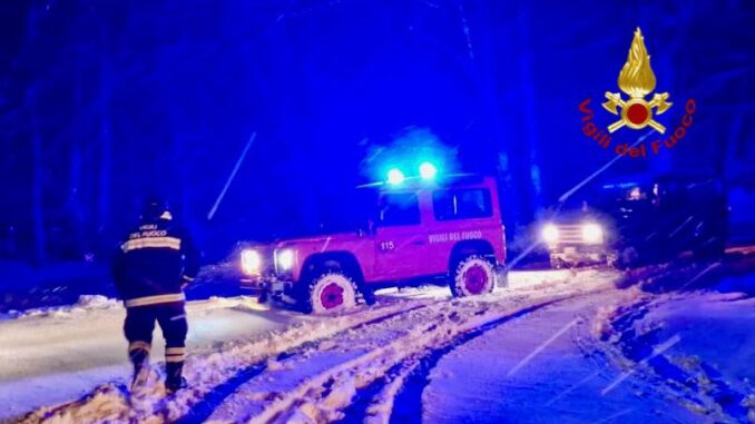 Auto bloccata nella neve a Pian delle Macinare Costacciaro Monte Cucco: intervento dei Vigili