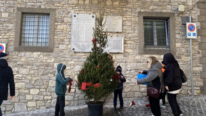 Accensione dell'albero a Parrano: comunità e speranza