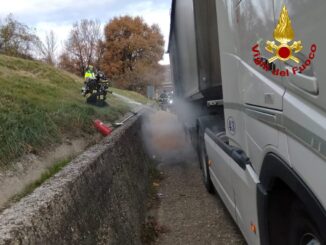 Incendio su A1, tir in fiamme: traffico rallentato