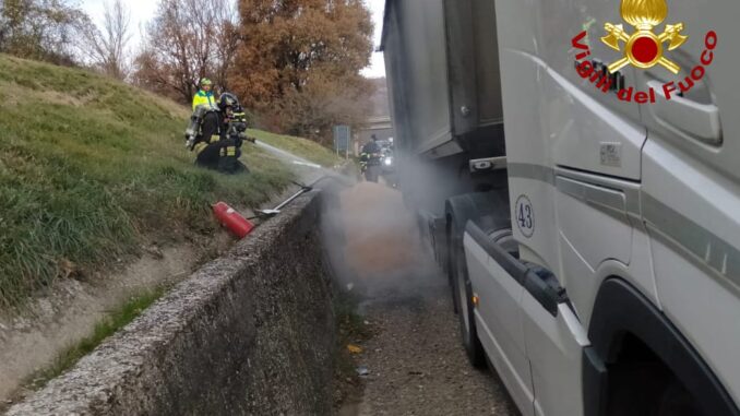 Incendio su A1, tir in fiamme: traffico rallentato