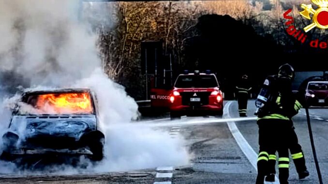 Auto prende fuoco da sola, conducente fa in tempo a scapare