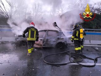 Incidente sul Raccordo RA6: auto in fiamme 2 auto coinvolte e 2 feriti