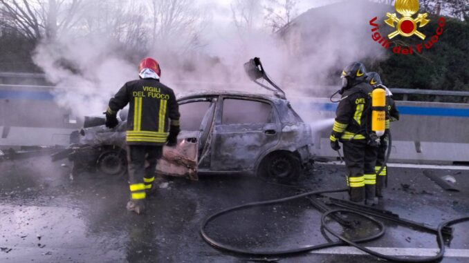 Incidente sul Raccordo RA6: auto in fiamme 2 auto coinvolte e 2 feriti