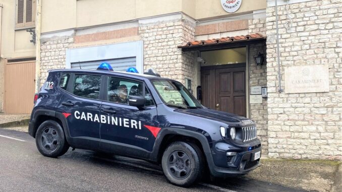 Badante infedele e complici derubano anziana: denunciati in tre