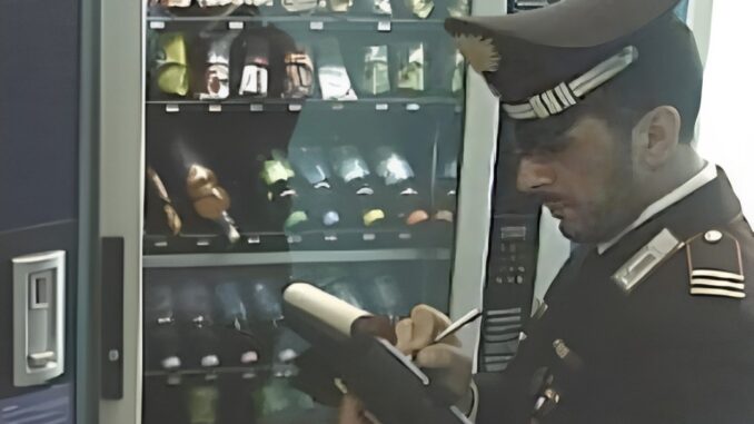 Rubava cibo e monete dai distributori automatici a Piediluco