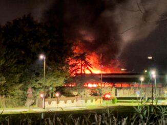 incendio alle ex Fonderie, fiamme e fumo ad Assisi