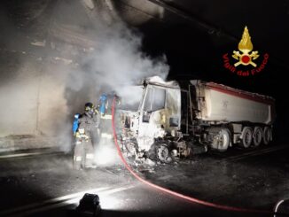 Incendio autoarticolato in galleria e chiusura della statale a Nocera Umbra