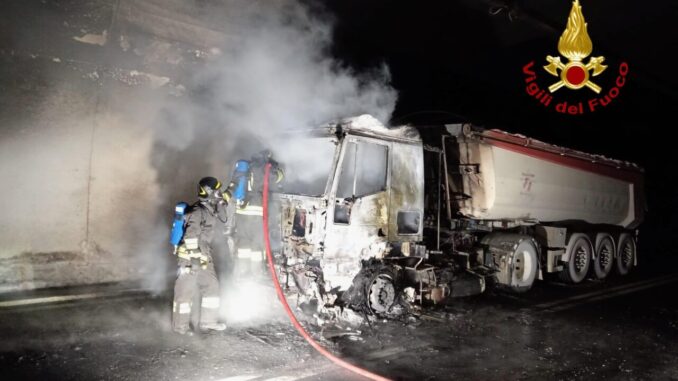 Incendio autoarticolato in galleria e chiusura della statale a Nocera Umbra