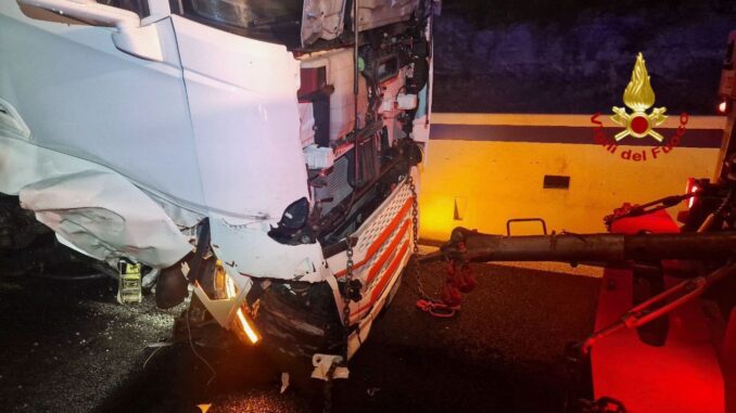 Incidente su E45, [Video e foto] 3 ore di lavoro per rimuovere mezzo pesante